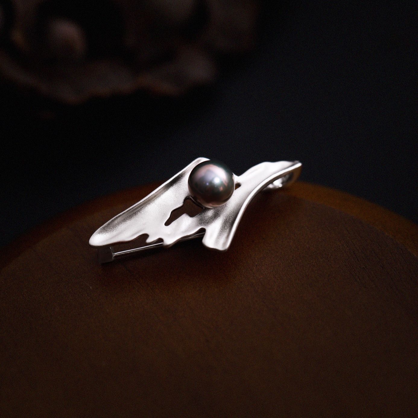 Ripple Textured Pearl Brooch