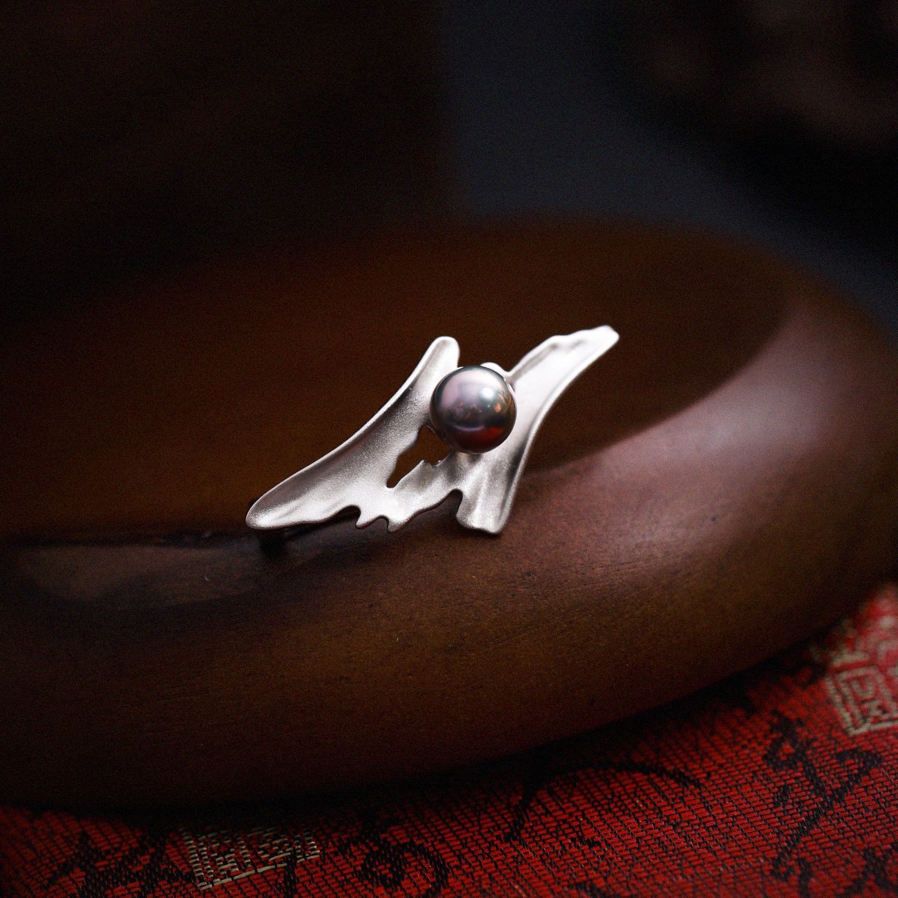 Ripple Textured Pearl Brooch