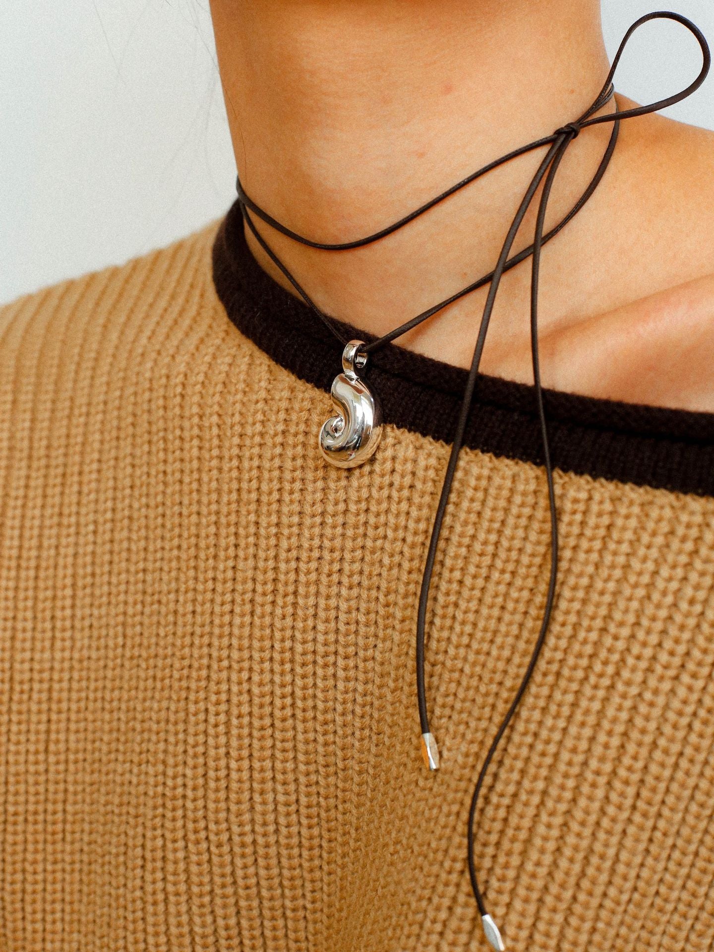 Conch Pendant Leather Necklace