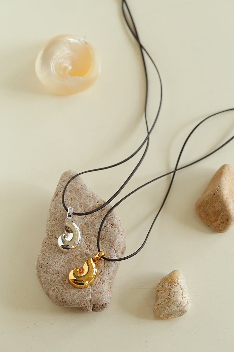 Conch Pendant Leather Necklace
